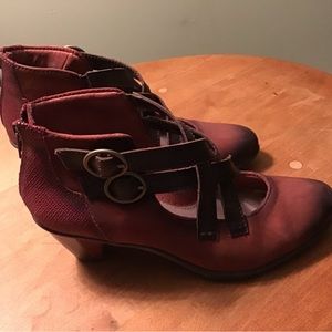 Earth Mary Jane’s heels with buckles. Hardly worn. Reddish brown.
